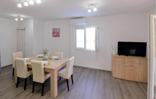 virtuve, 2 Bedroom Lovely Home In Lisane Ostrovicke in Donji Lepuri