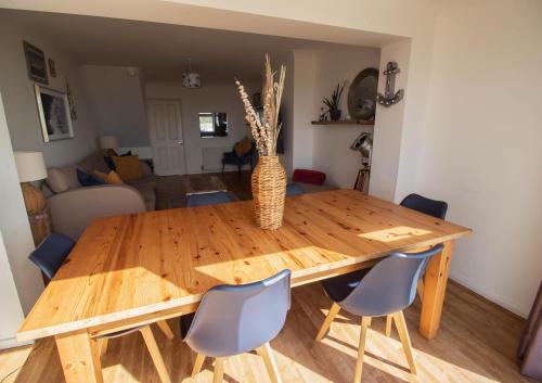 Seaview Beach house stones throws from the sea By Air Premier in Seaforde