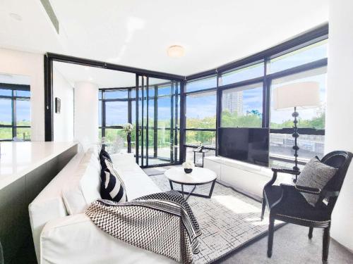 Timeless Black n White Charm 2BR w Kids room – khách sạn tại Công viên Olympic Sydney
