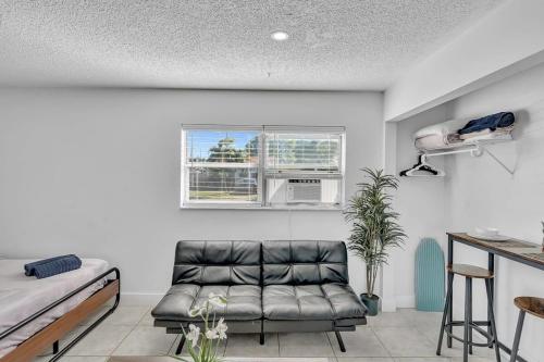 Large 2 Bed Studio Close To Beach & Hard Rock Ha03 in Hollywood, USA