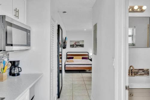 Large 2 Bed Studio Close To Beach & Hard Rock Ha03 in Hollywood, USA