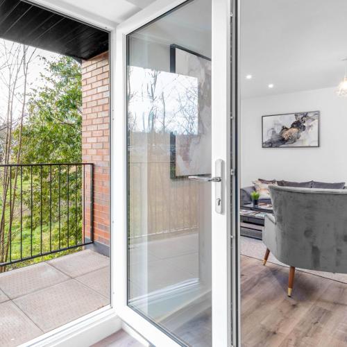 View, Two Bedroom Apartment - Parking & Balcony - Smethwick 6MC in Oldbury