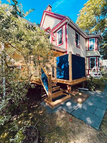 Gyógyfürdő, Au Loup, maison élégante (Au Loup, maison elegante) in Shefford (QC)