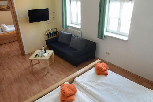 2 bedrooms, 3 beds