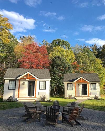 Picturesque Tiny House Rental Ideal for Glamping in New Hampshire in Lee (NH)