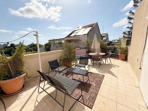 Balcony/terrace, Spacious 3BD Penthouse with Rooftop & Parking in Raanana