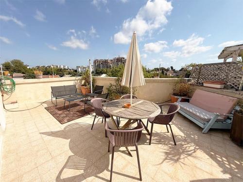 Balcony/terrace, Spacious 3BD Penthouse with Rooftop & Parking in Raanana