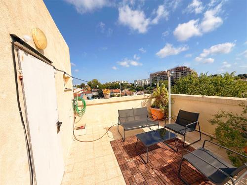 Balcony/terrace, Spacious 3BD Penthouse with Rooftop & Parking in Raanana