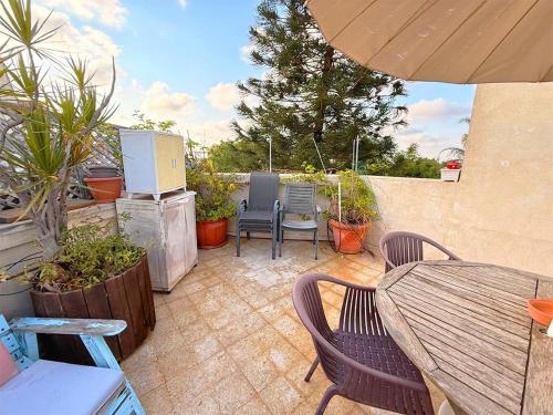 Balcony/terrace, Spacious 3BD Penthouse with Rooftop & Parking in Raanana