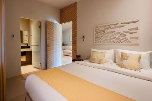 1 king bed, 1 sofa bed