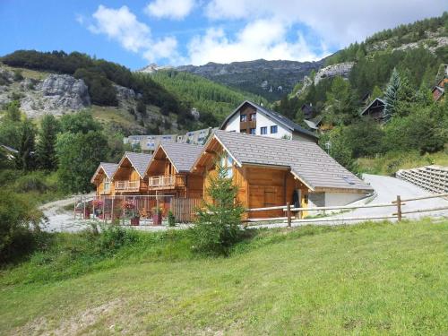 Chalet 6 pers avec SPA, terrasse plein sud à Saint-Michel-de-Chaillol - FR-1-393-22 (Chalet 6 pers avec SPA, terrasse plein sud a Saint-Michel-de-Chaillol - FR-1-393-22) in แซ็ง-มิเชล-เดอ-แชยอล