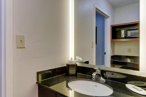 Fairfield Inn by Marriott Las Colinas - image 3