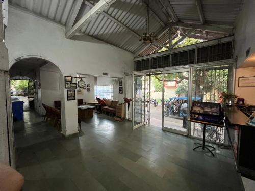Vestabils, Hotel Grand Barrack in Kandva
