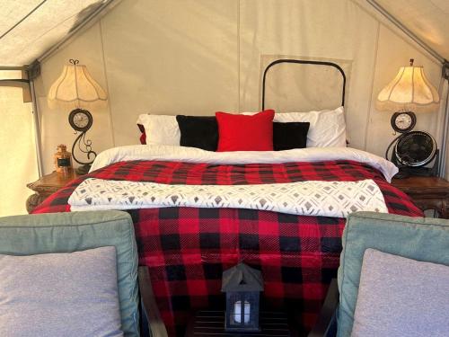 Incredible Tented Cabin with Fantastic Vistas in Conner, Montana in 達拜