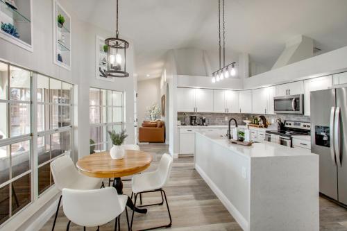 Lanai Lounging and Dockside Fun Fort Myers Escape in 北迈尔斯堡