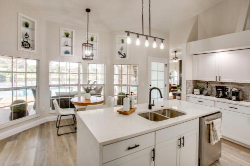 Lanai Lounging and Dockside Fun Fort Myers Escape in 北迈尔斯堡