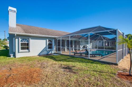 Lanai Lounging and Dockside Fun Fort Myers Escape in 北迈尔斯堡