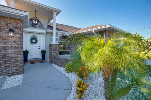 Lanai Lounging and Dockside Fun Fort Myers Escape in 北迈尔斯堡