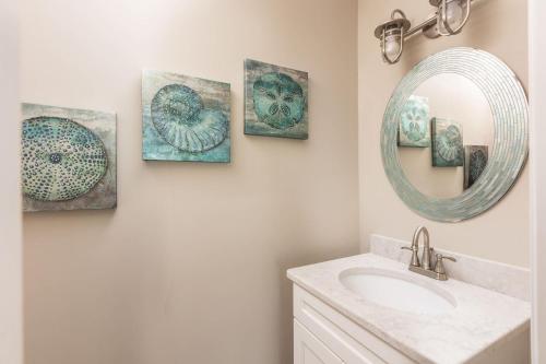 Corolla Light Villa with Hot Tub Amenities Access - image 3