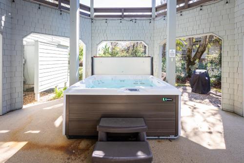 Corolla Light Villa with Hot Tub Amenities Access - image 5