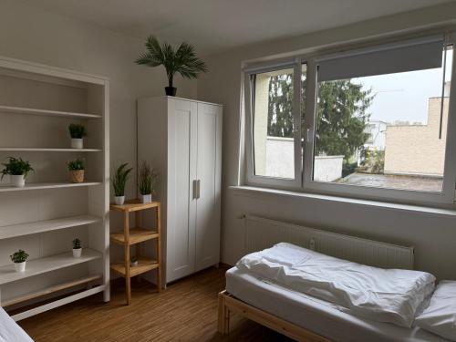 cozy Apartment with 3 Bedrooms, Balcony, up to 5 people in Offenbach, Deutschland