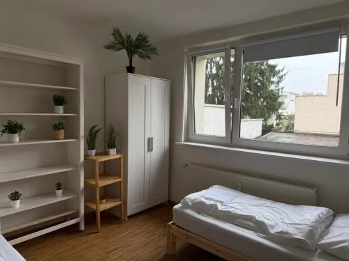 cozy Apartment with 3 Bedrooms, Balcony, up to 5 people in Offenbach, Deutschland