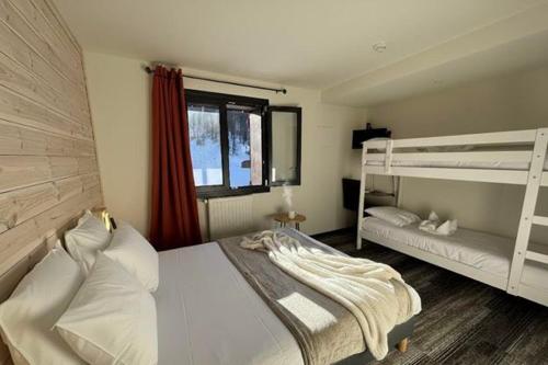1 double bed, 2 bunk beds