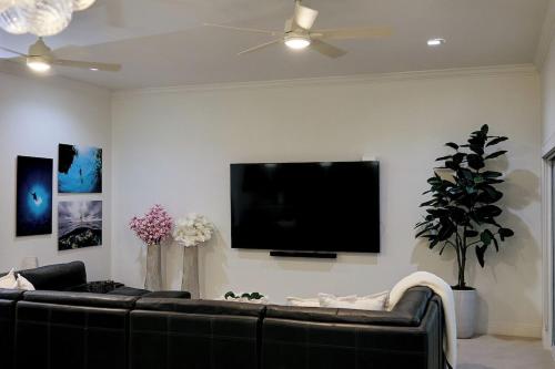 ห้องส่วนกลางสำหรับนั่งเล่น/ดูทีวี, Escape to Paradise In West End Old Bahama Bay in เวสต์เอนด์