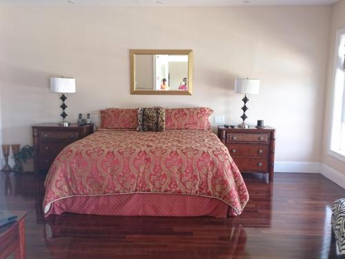 Green House with Dock in West End Bahamas Old Bahama Day in เวสต์เอนด์