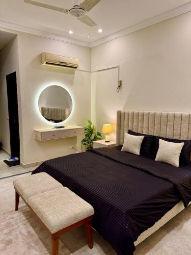 Designer & Spacious 2BHK Suite - image 9