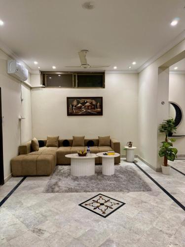 Designer & Spacious 2BHK Suite - image 4