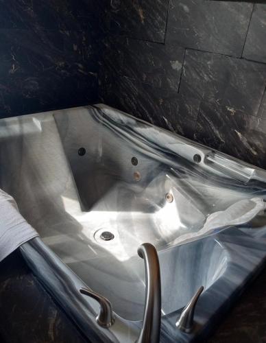 อ่างแช่น้ำร้อน, ซูเปอร์ 8 บาย วินด์แฮม บูร์บอนเนส์/คันคาคี แอเรีย (Super 8 By Wyndham Bourbonnais/Kankakee Area) in บูร์บอนเนส์ (IL)