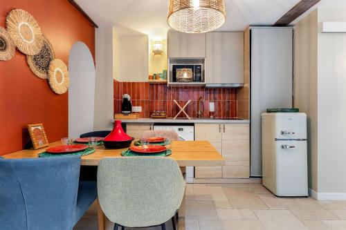 virtuve, Suite Marrakech avec jacuzzi privatif Love Room romantique proche Toulouse in Auterive (Midi-Pyrenees)
