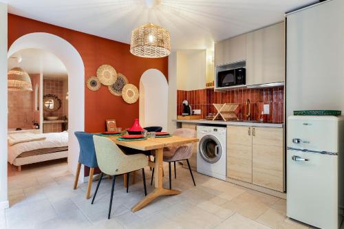 virtuve, Suite Marrakech avec jacuzzi privatif Love Room romantique proche Toulouse in Auterive (Midi-Pyrenees)