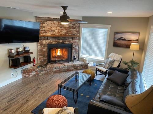 . Mountain view, 5-bedroom home with sauna