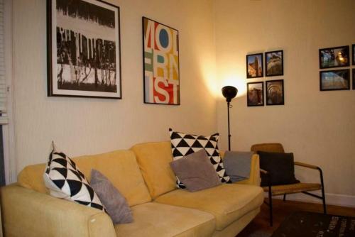 Charismatic Central 3 Bed next to Leafy Meadows - image 7