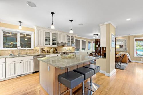 Pleasure Point Surf Retreat in Capitola (CA)