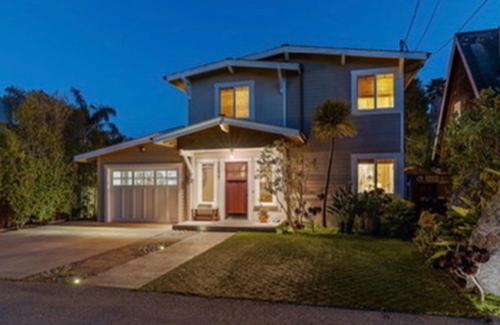 Pleasure Point Surf Retreat in Capitola (CA)