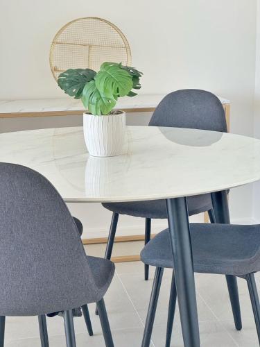 Spacious Melrose Park Apartment with Garden Views - image 13
