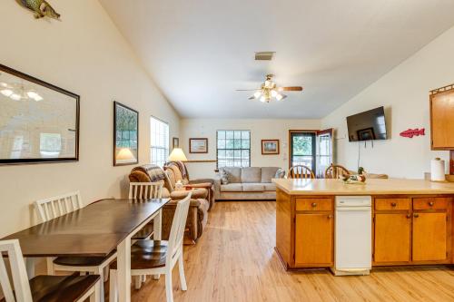 Couples Getaway! Lake Talquin Townhome w/ Deck in Quincy (Florida)