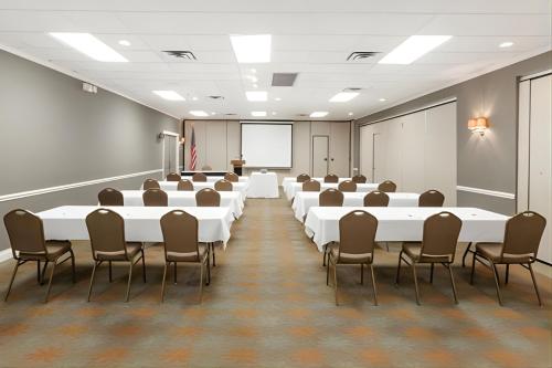 Ramada by Wyndham New Iberia - image 7