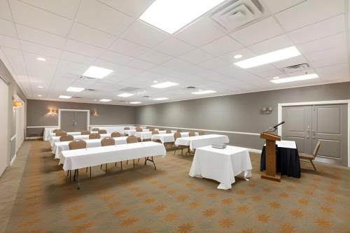 Ramada by Wyndham New Iberia - image 6