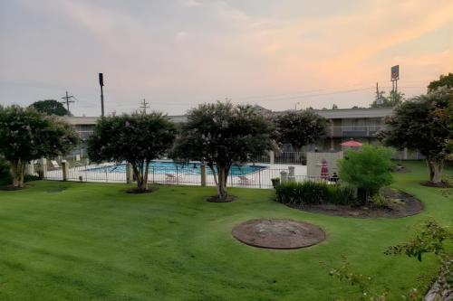 Ramada by Wyndham New Iberia - image 2