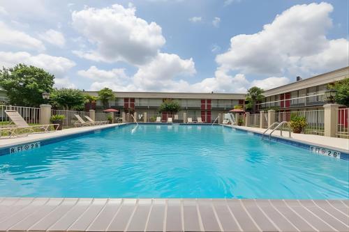 Ramada by Wyndham New Iberia - image 11