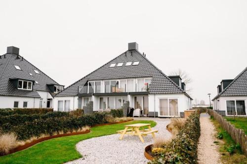 Lake House 10 - 4 Person Lake view apartment! in Súdwest-Fryslân