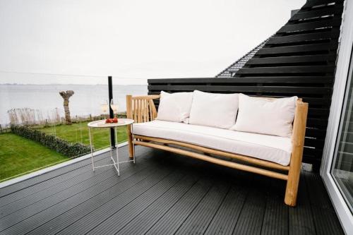 Lake House 10 - 4 Person Lake view apartment! in Súdwest-Fryslân