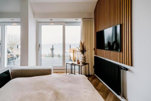 Lake House 10 - 4 Person Lake view apartment! in Súdwest-Fryslân
