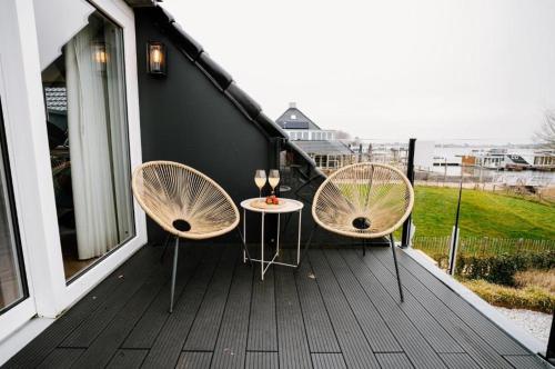 Lake House 10 - 4 Person Lake view apartment! in Súdwest-Fryslân