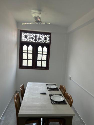 Apartment B W Kitchen 5 Mins Beach 20 Mins Airport - image 2