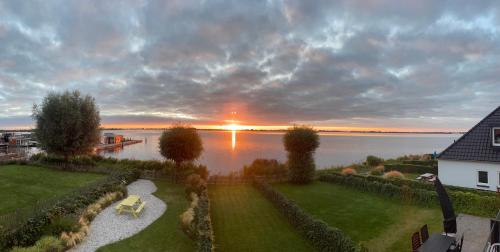 Lake House 10 - 4 Person Lake view apartment! in Súdwest-Fryslân